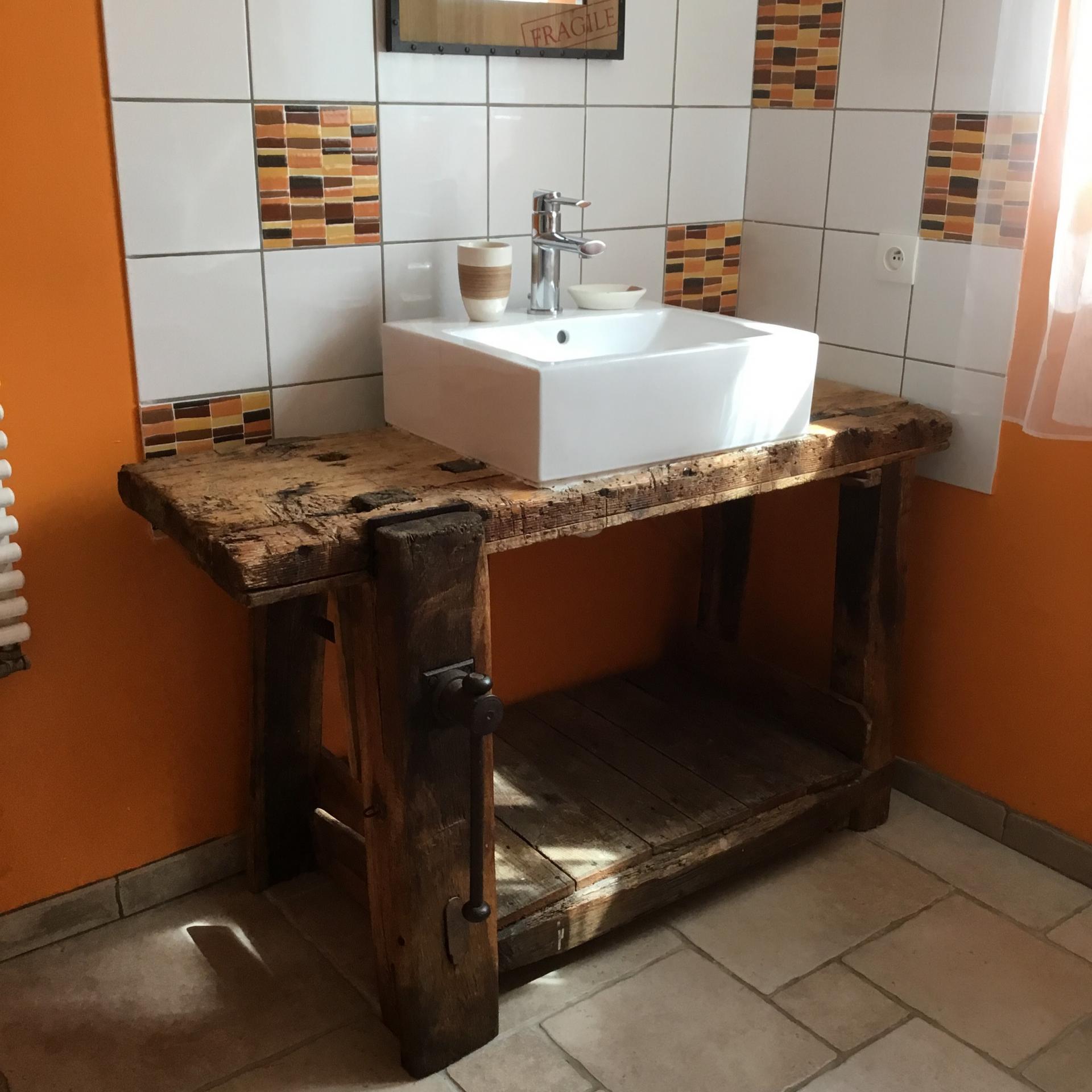 Salle d'eau avec lave linge et sèche linge